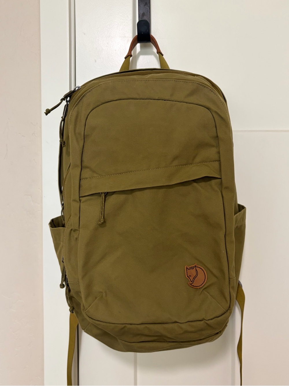 Fjall Raven Raven 28 L Olive Green Backpack
